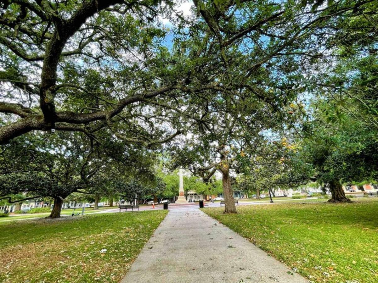 Walk To Downtown Seafood Market Bay Views Pensacola Bagian luar foto