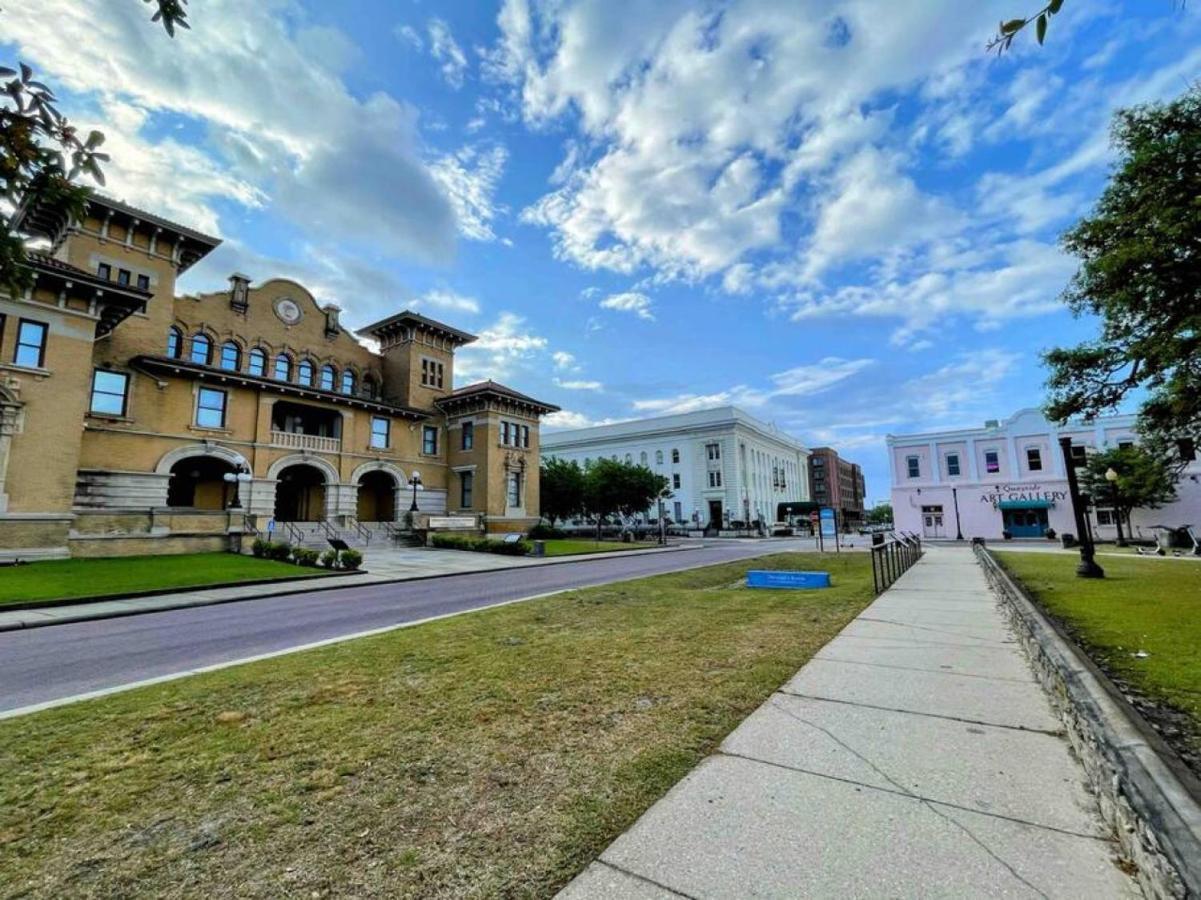 Walk To Downtown Seafood Market Bay Views Pensacola Bagian luar foto