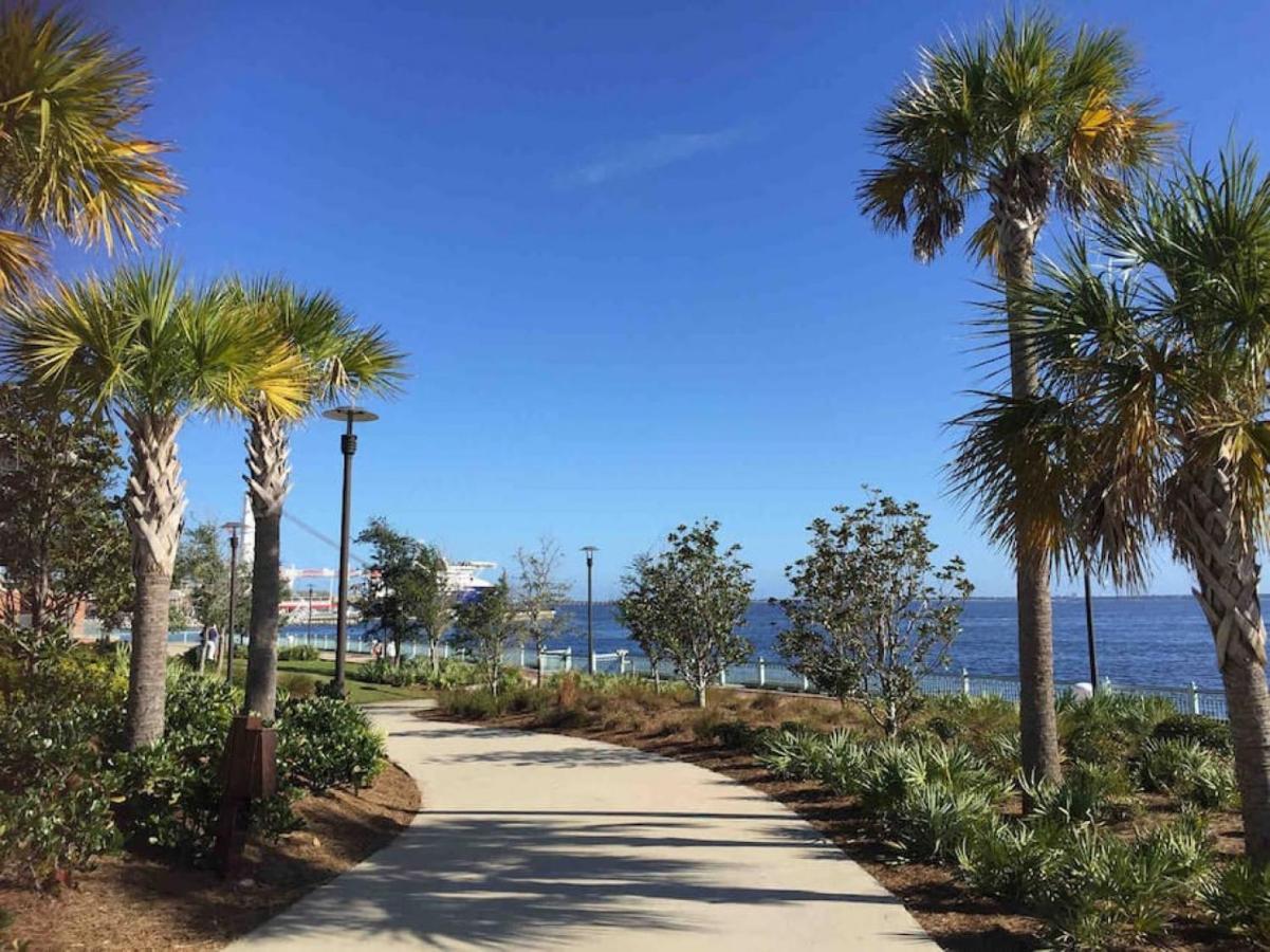 Walk To Downtown Seafood Market Bay Views Pensacola Bagian luar foto